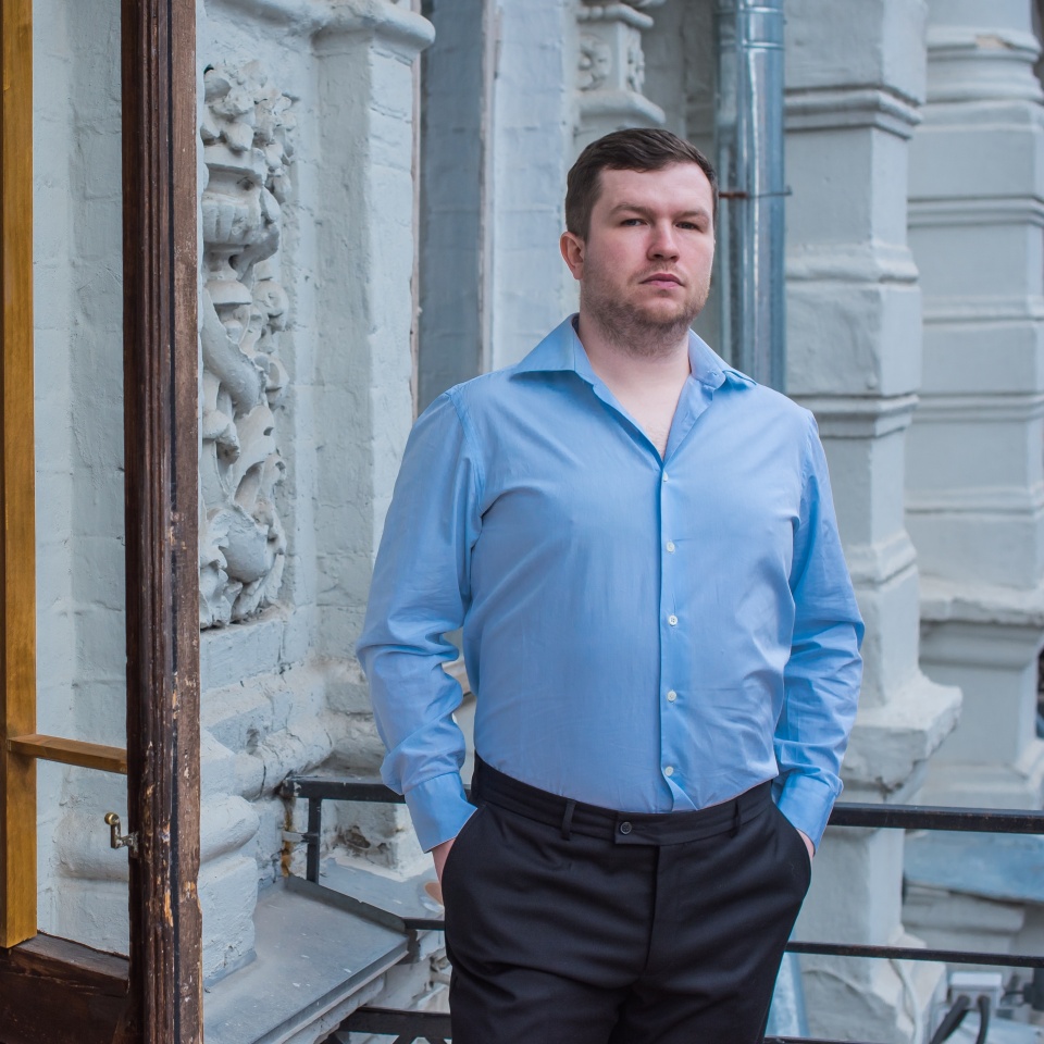 Modern guy of 30 years old, psychology portrait. Man in suit, European mix appearance